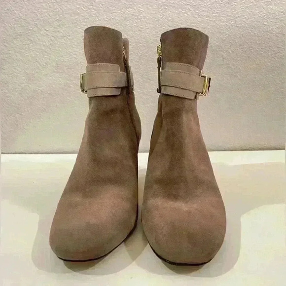 Joan‎ & David Women’s Suede Leather Tan Color Ankle Booties Size 9.5 - Picture 13 of 13